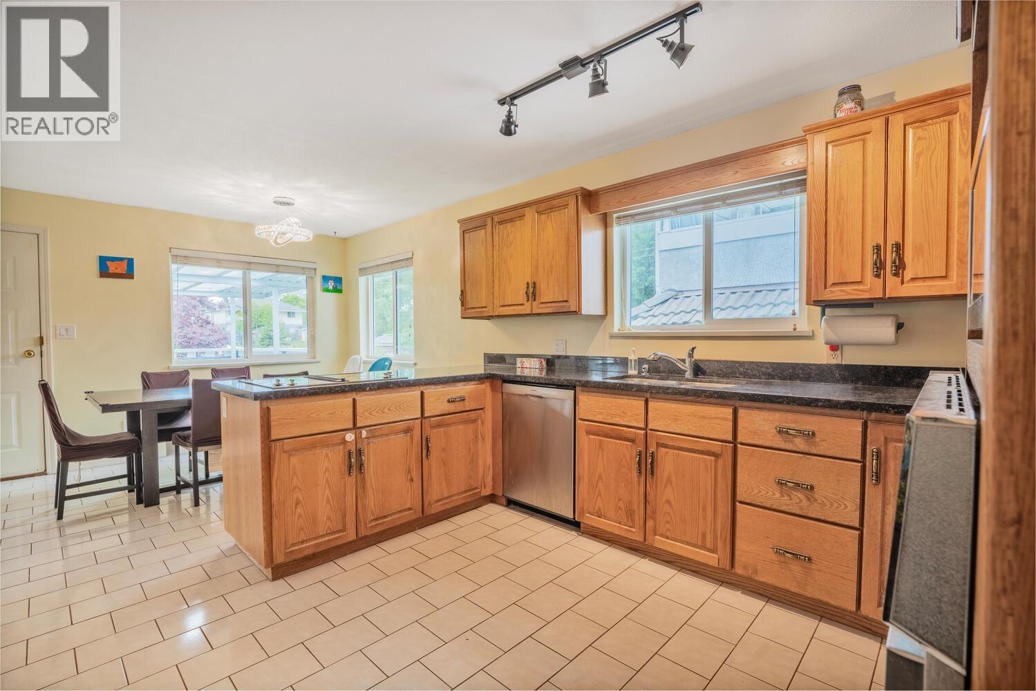 Photo 7 of 7932 Rosewood Street, Burnaby BC