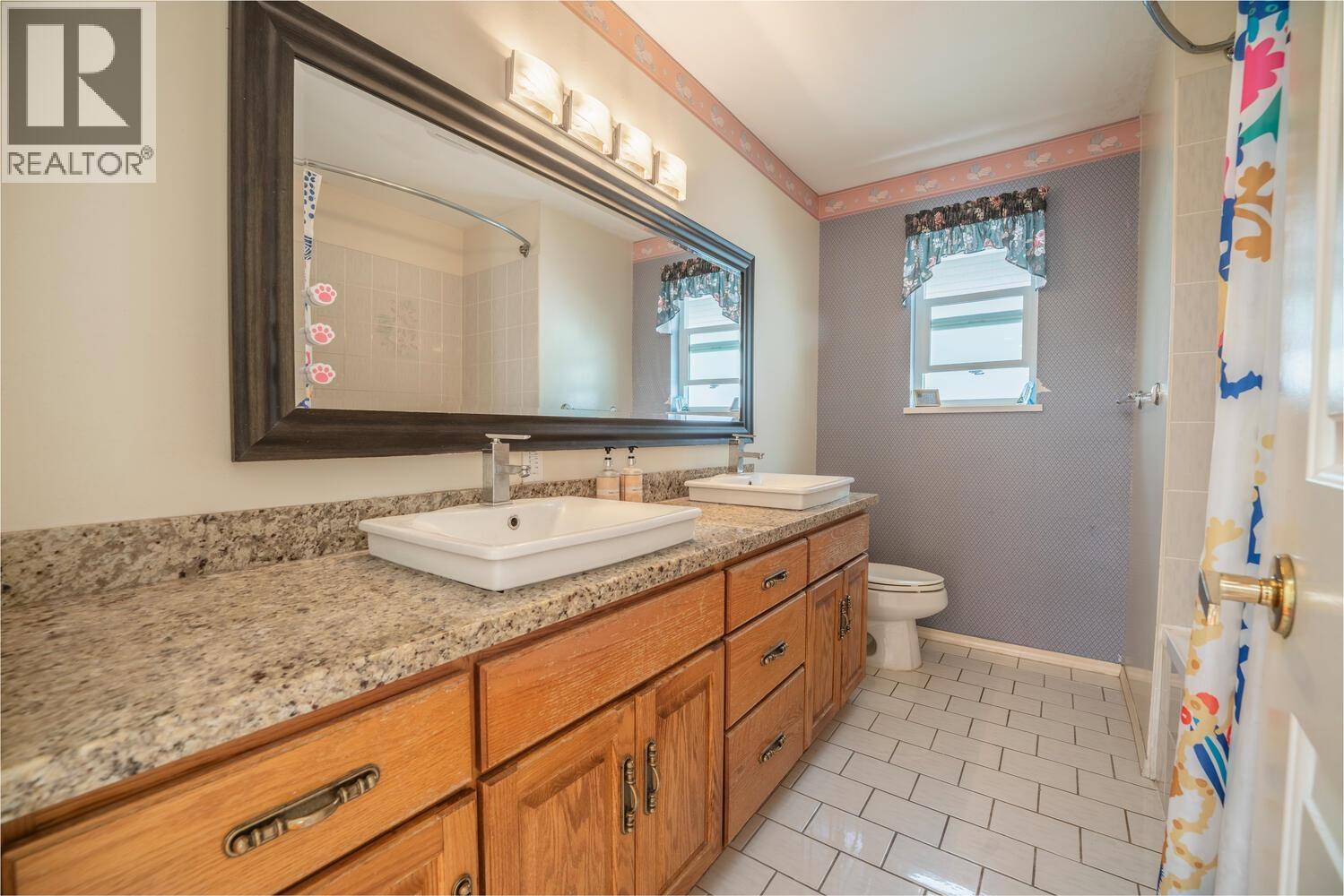 Photo 14 of 7932 Rosewood Street, Burnaby BC