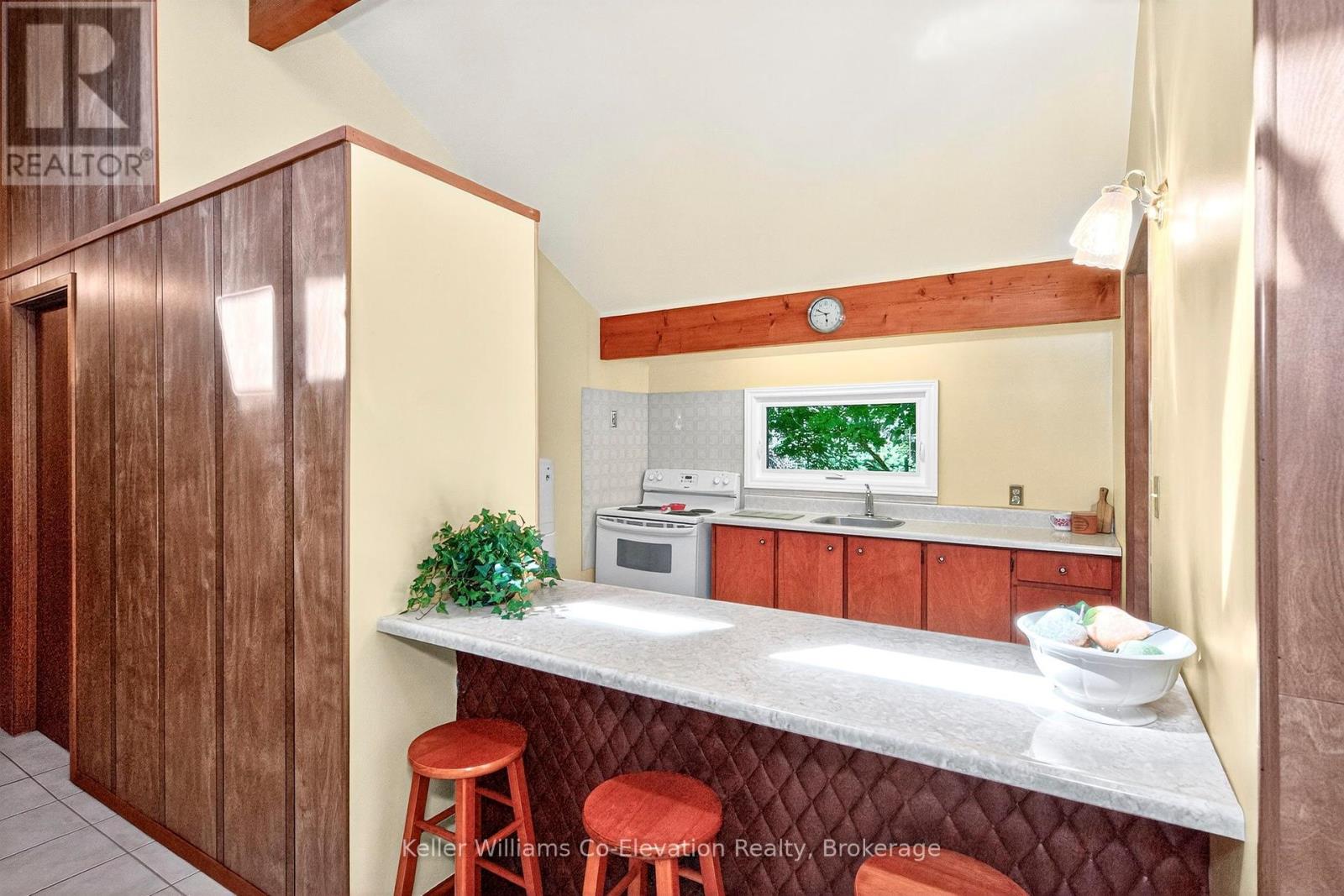 Photo 10 of 35 Crooked Creek Crescent, Tiny ON
