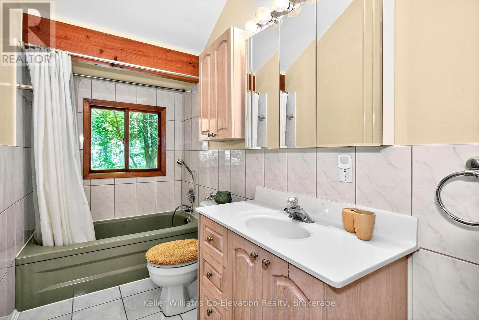 Photo 20 of 35 Crooked Creek Crescent, Tiny ON