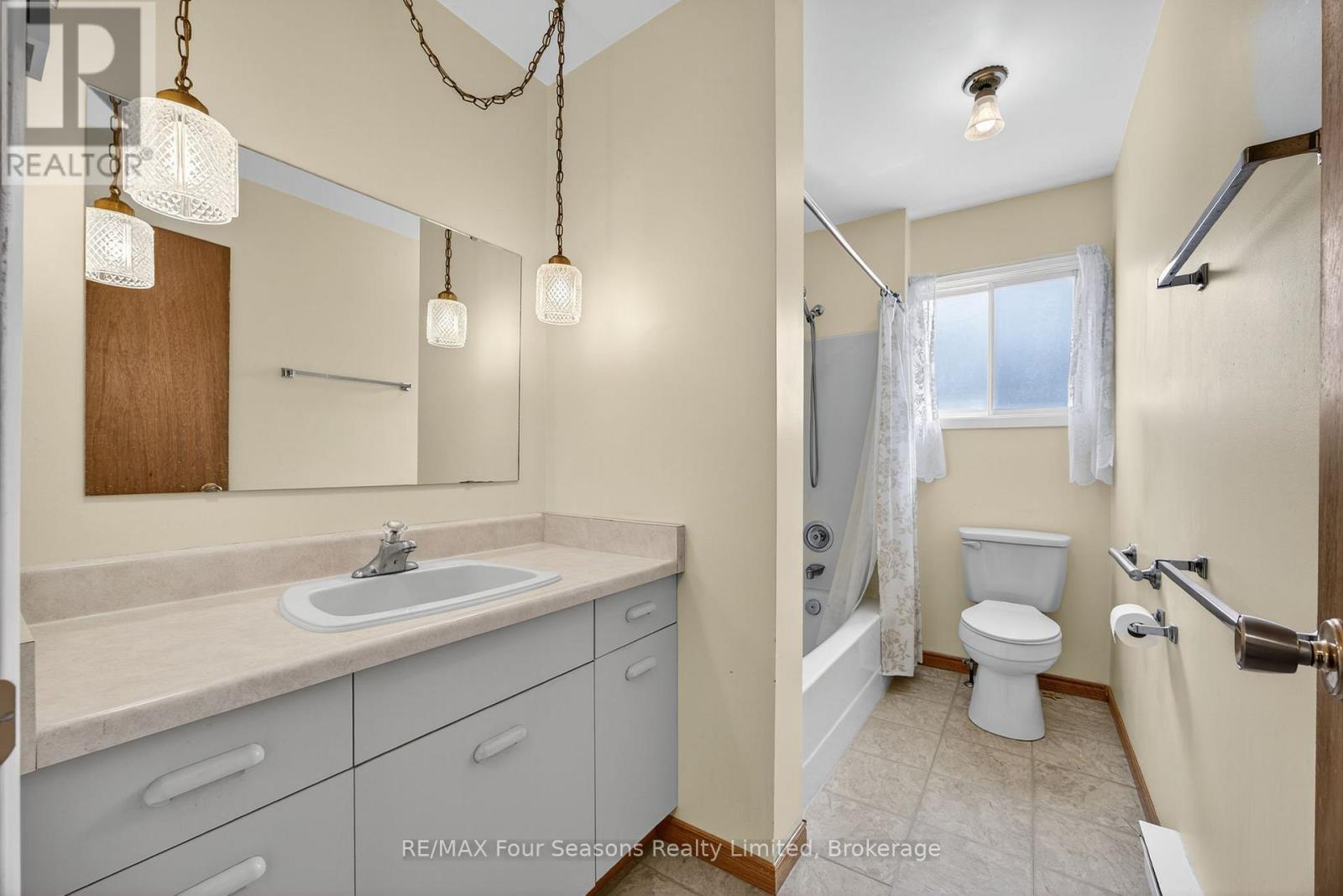Photo 18 of 134 Walnut Street, Collingwood ON