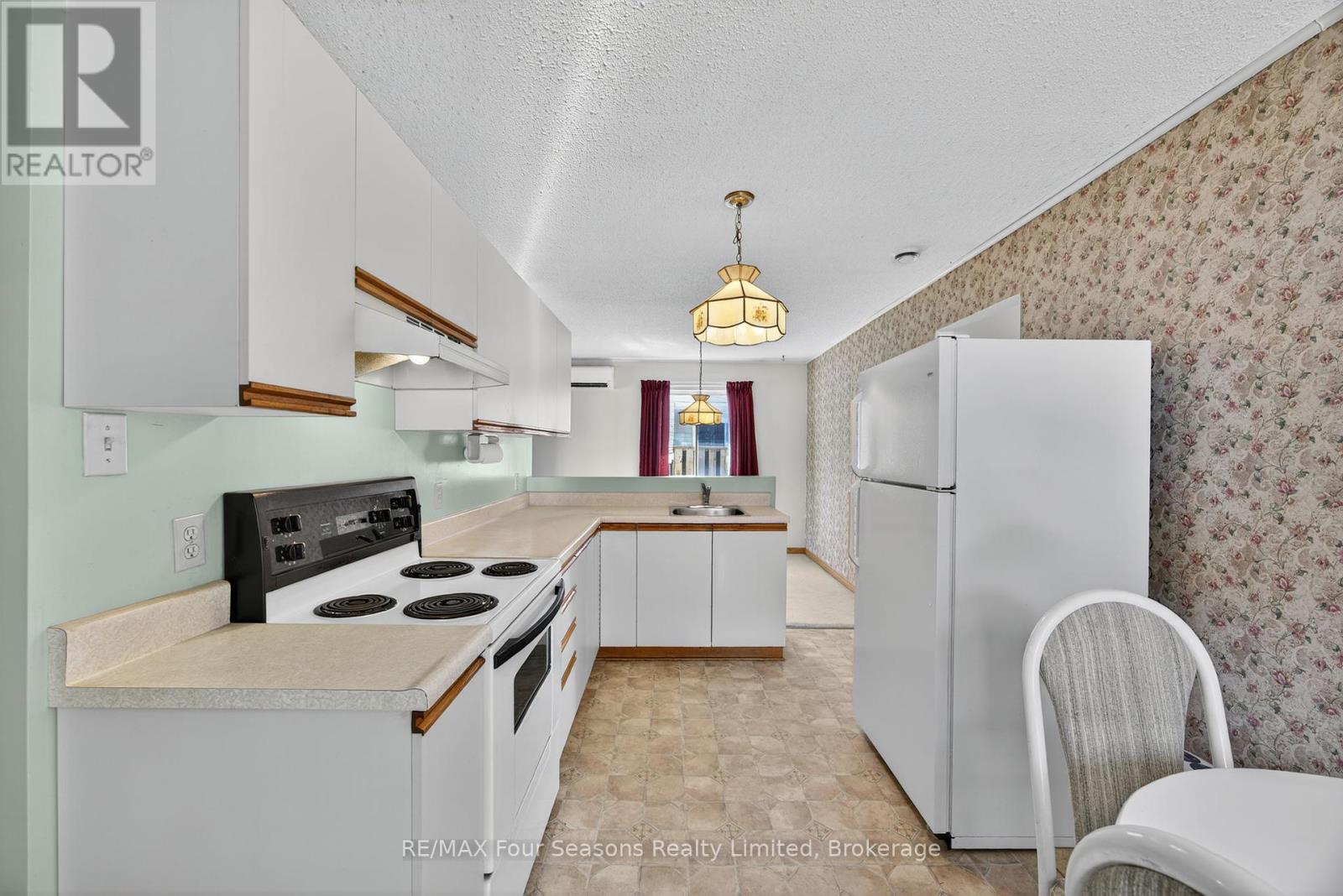Photo 2 of 134 Walnut Street, Collingwood ON