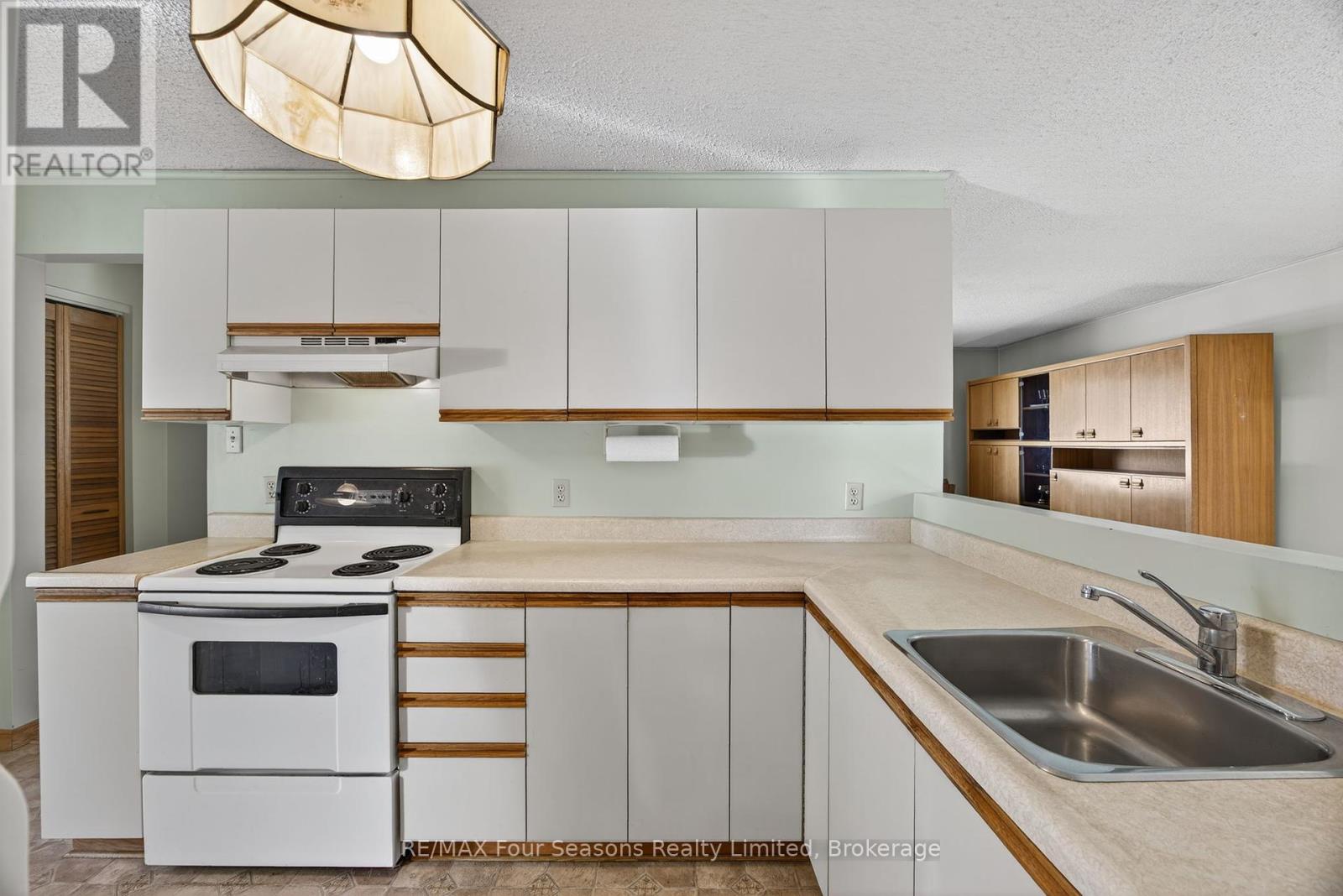 Photo 3 of 134 Walnut Street, Collingwood ON