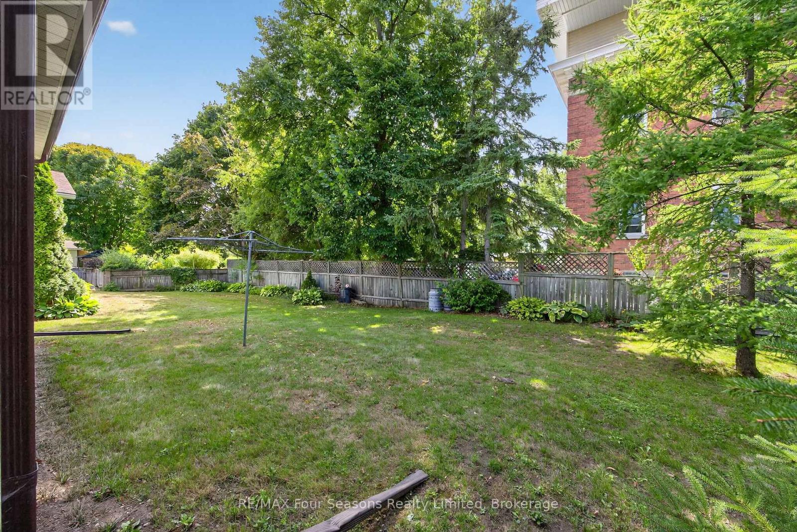 Photo 32 of 134 Walnut Street, Collingwood ON