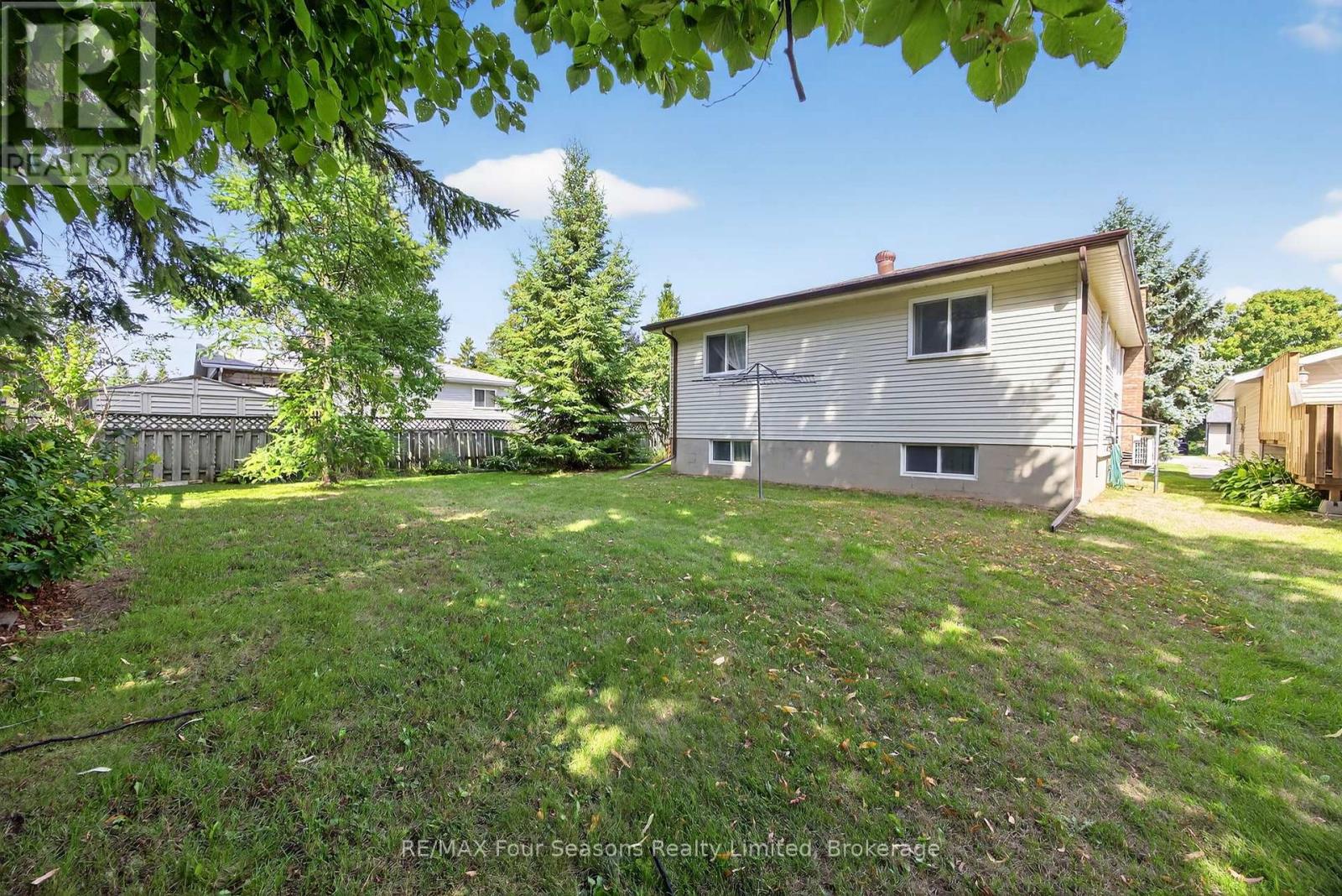 Photo 34 of 134 Walnut Street, Collingwood ON