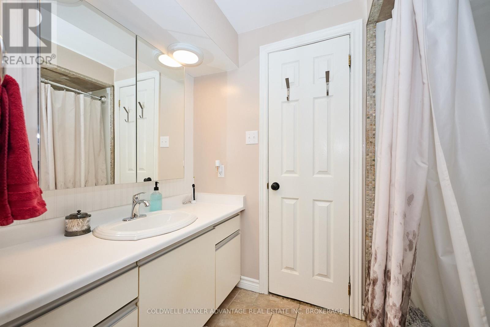 Photo 22 of 33 Naples Court, Thorold ON