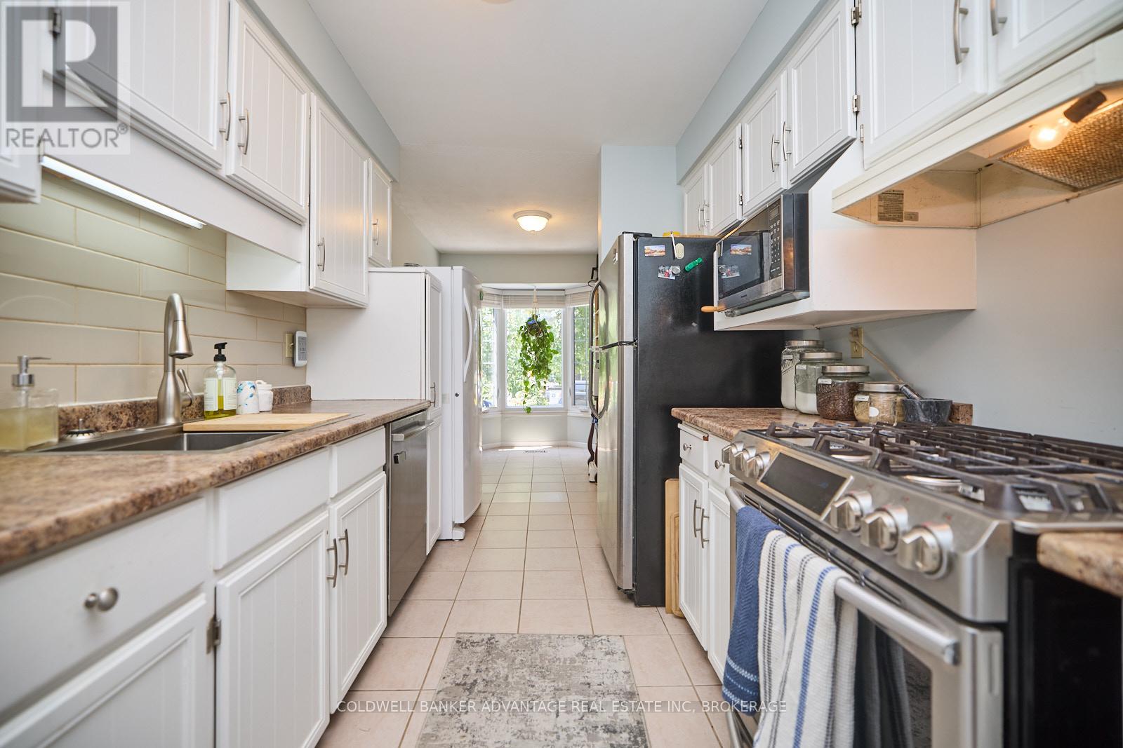 Photo 4 of 33 Naples Court, Thorold ON
