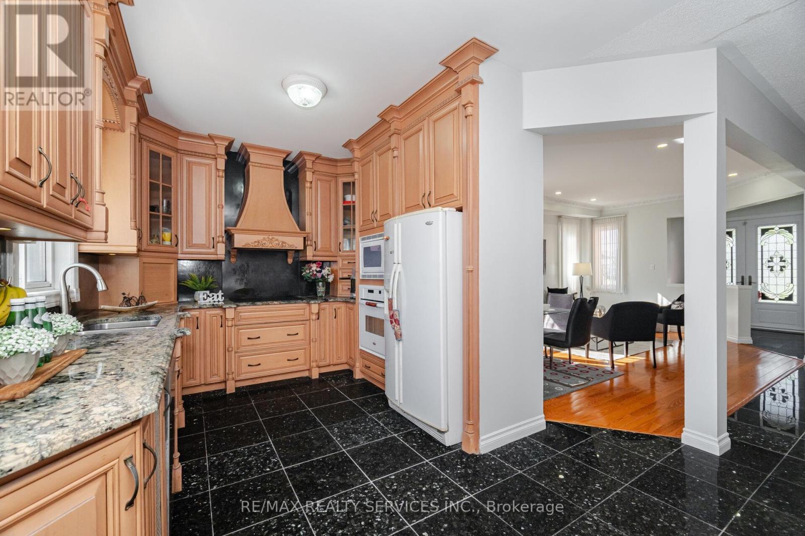 Photo 11 of 59 Hullen Crescent, Toronto ON