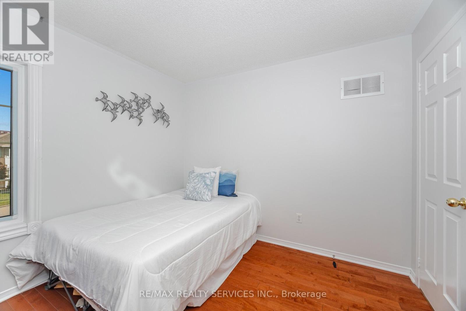 Photo 32 of 59 Hullen Crescent, Toronto ON
