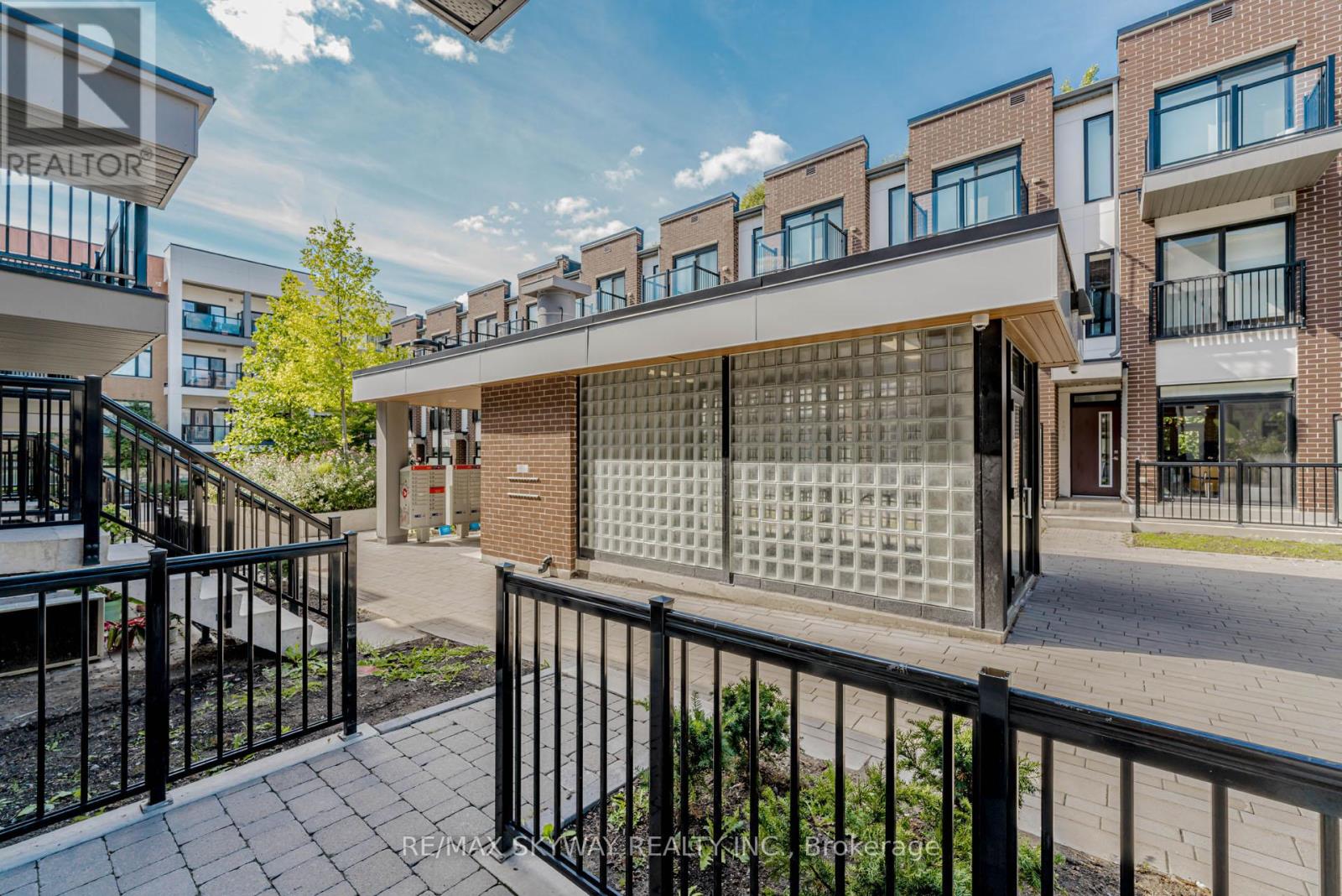 Photo 11 of 104 100 Canon Jackson Drive, Toronto ON