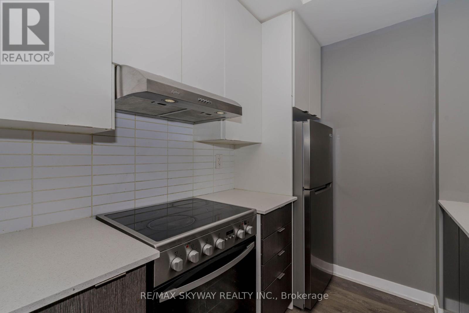 Photo 23 of 104 100 Canon Jackson Drive, Toronto ON