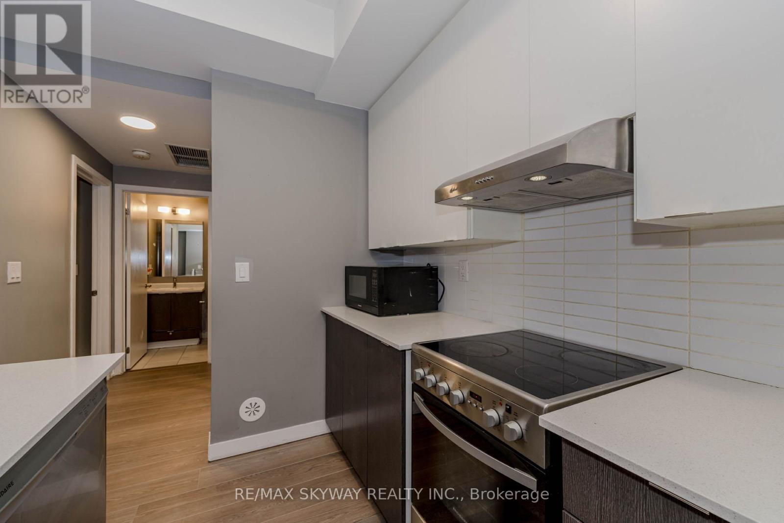 Photo 26 of 104 100 Canon Jackson Drive, Toronto ON