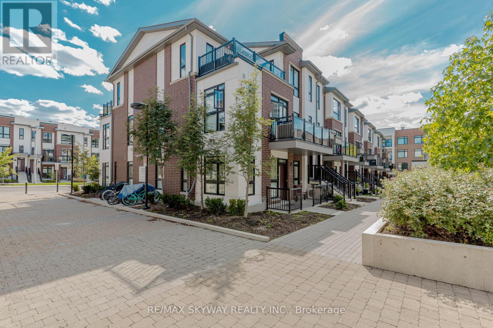 Photo 3 of 104 100 Canon Jackson Drive, Toronto ON