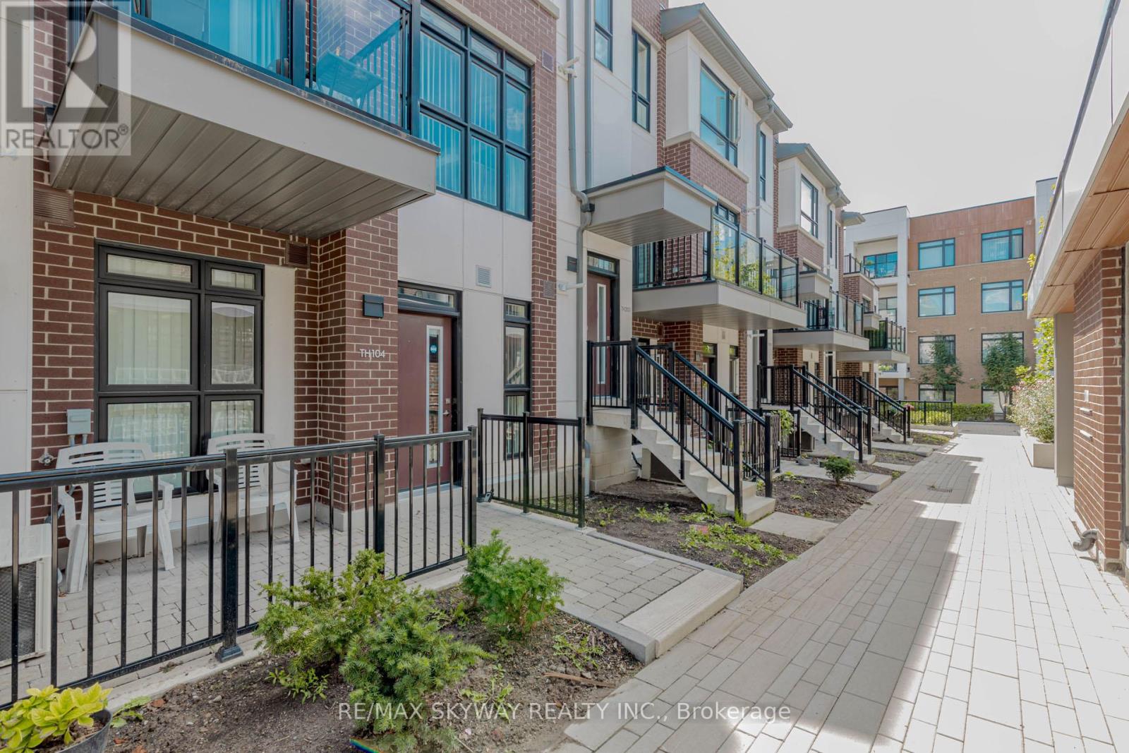Photo 4 of 104 100 Canon Jackson Drive, Toronto ON