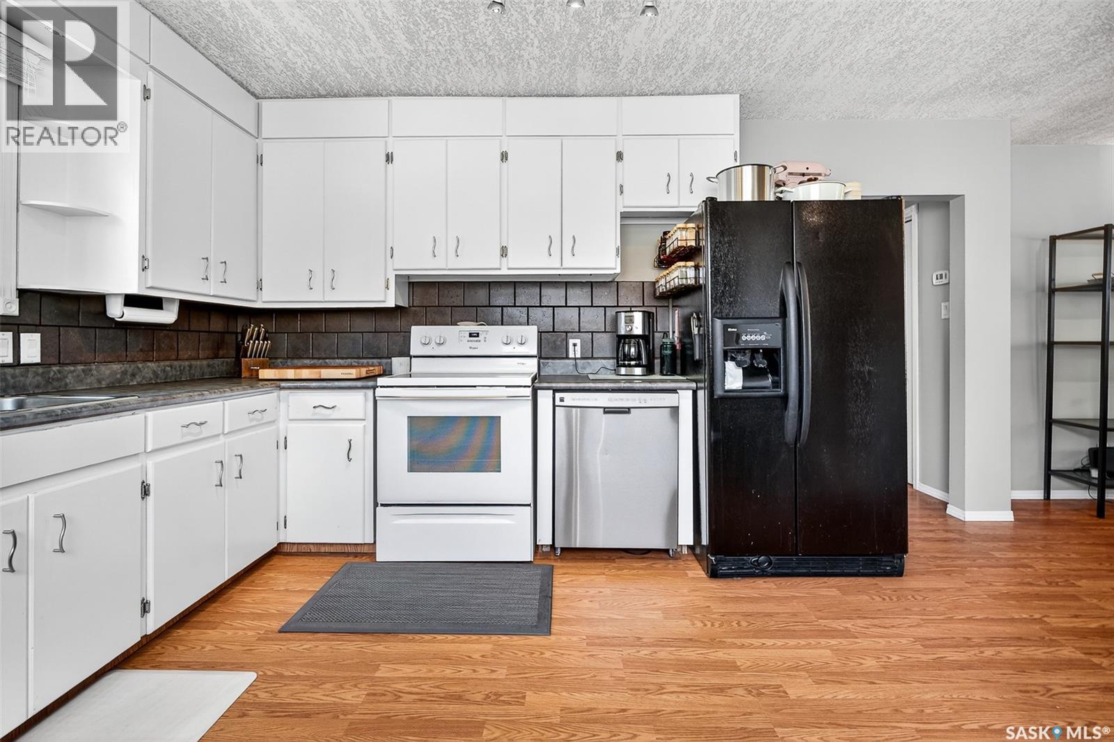 Photo 10 of 807 Grandview Street W, Moose Jaw SK