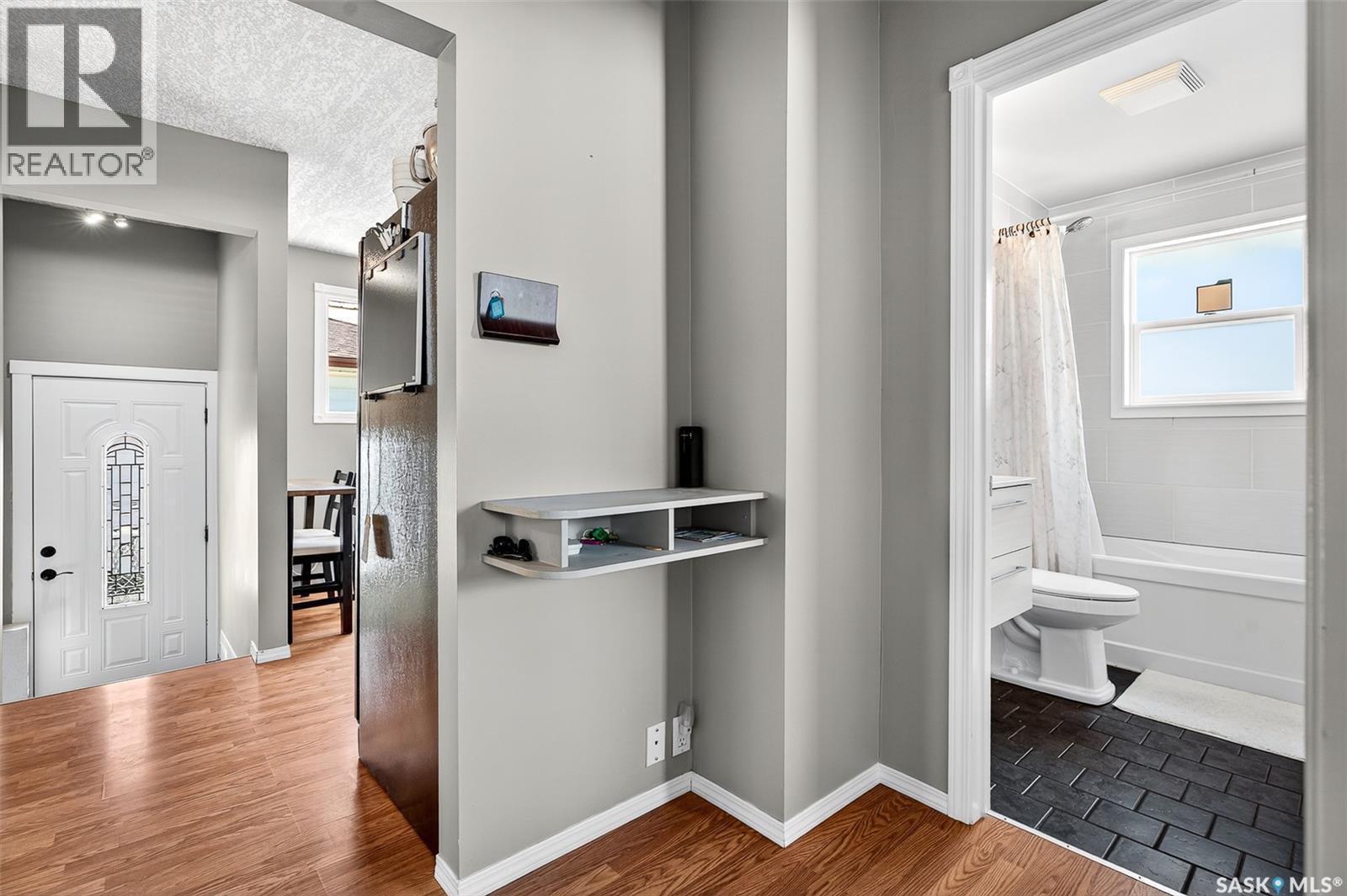 Photo 14 of 807 Grandview Street W, Moose Jaw SK