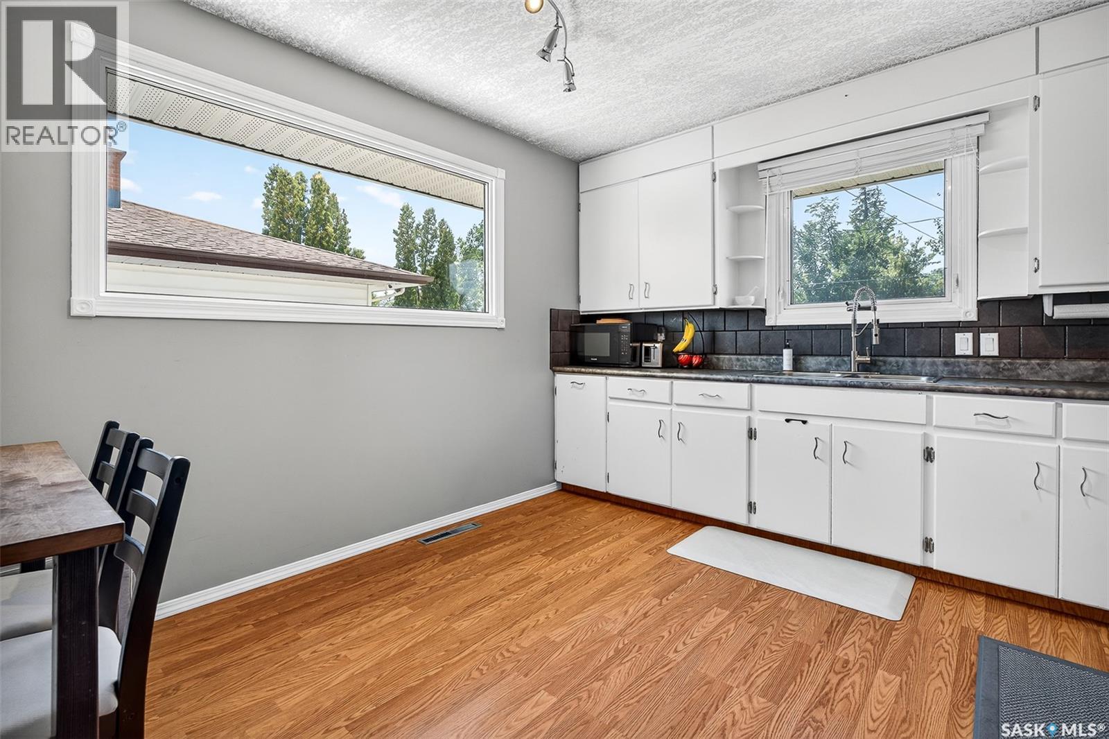 Photo 12 of 807 Grandview Street W, Moose Jaw SK