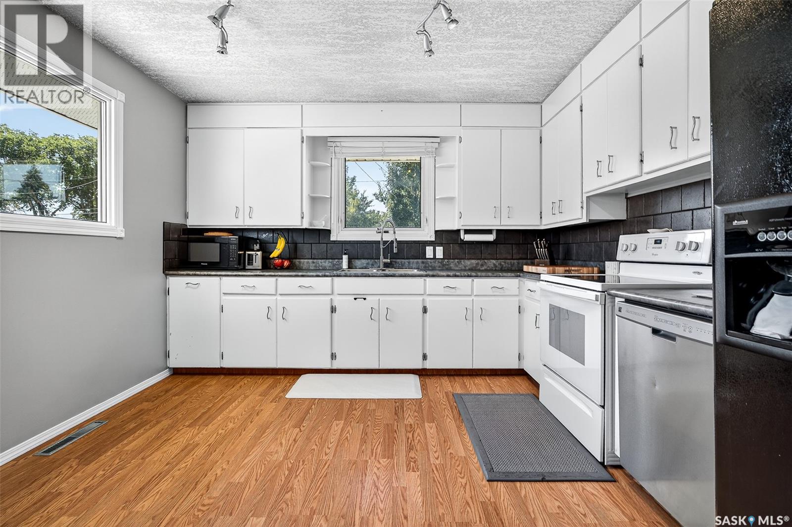 Photo 9 of 807 Grandview Street W, Moose Jaw SK