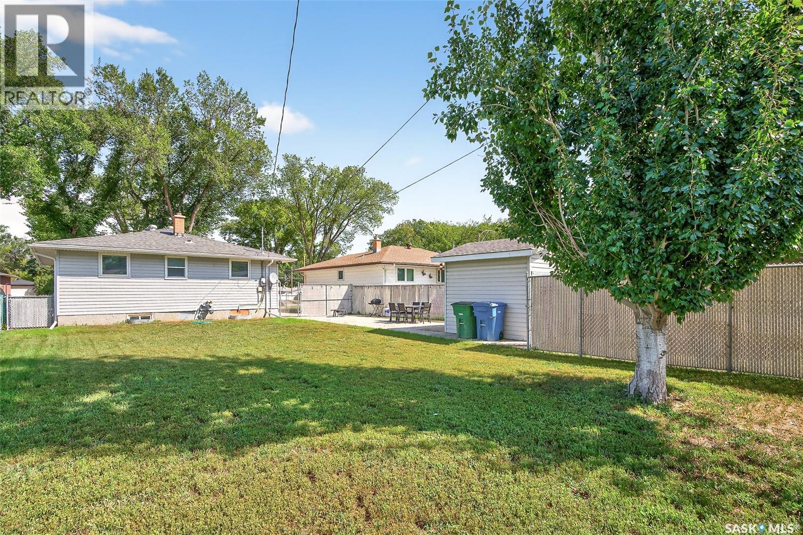 Photo 2 of 807 Grandview Street W, Moose Jaw SK