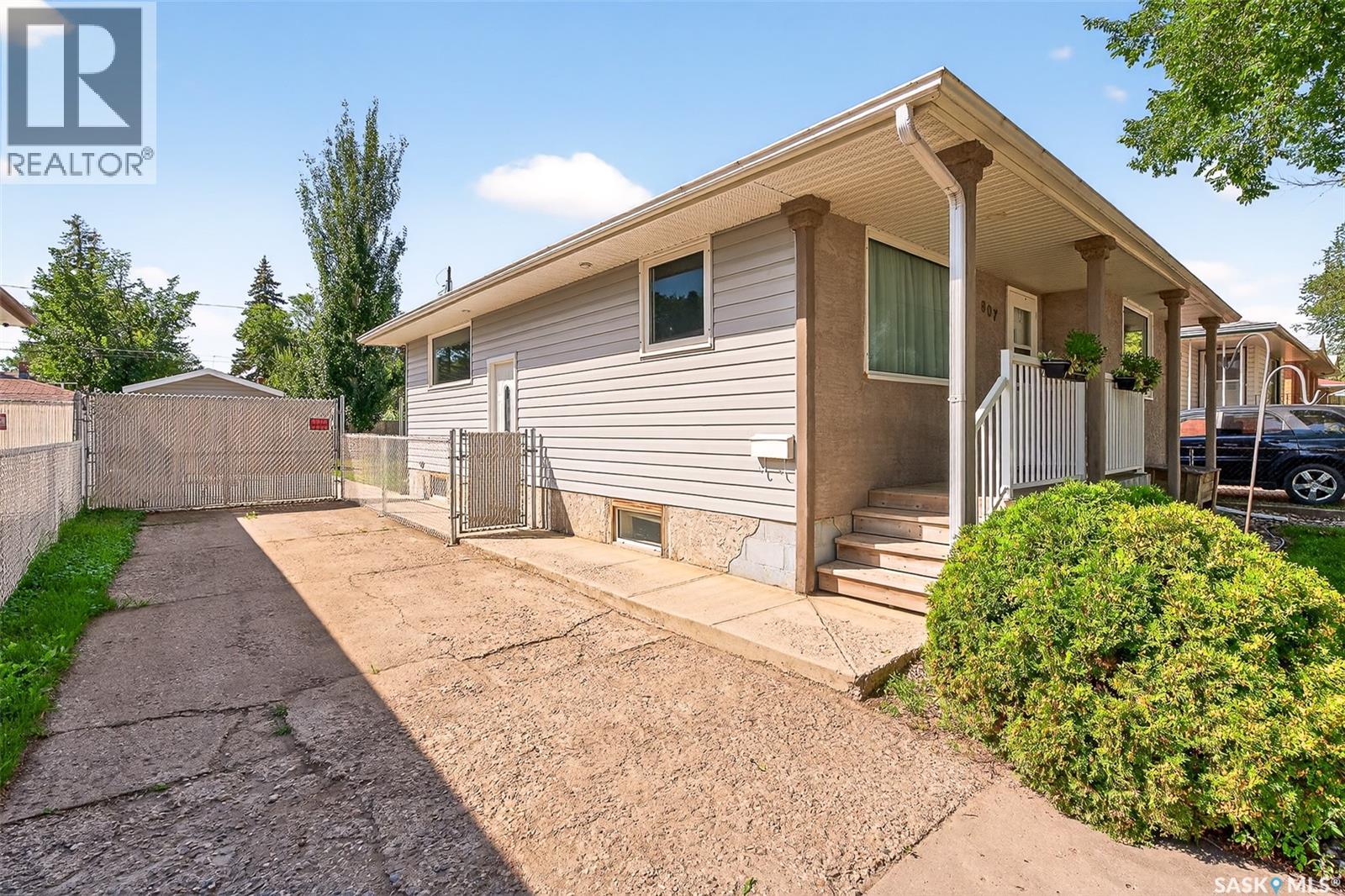 Photo 39 of 807 Grandview Street W, Moose Jaw SK