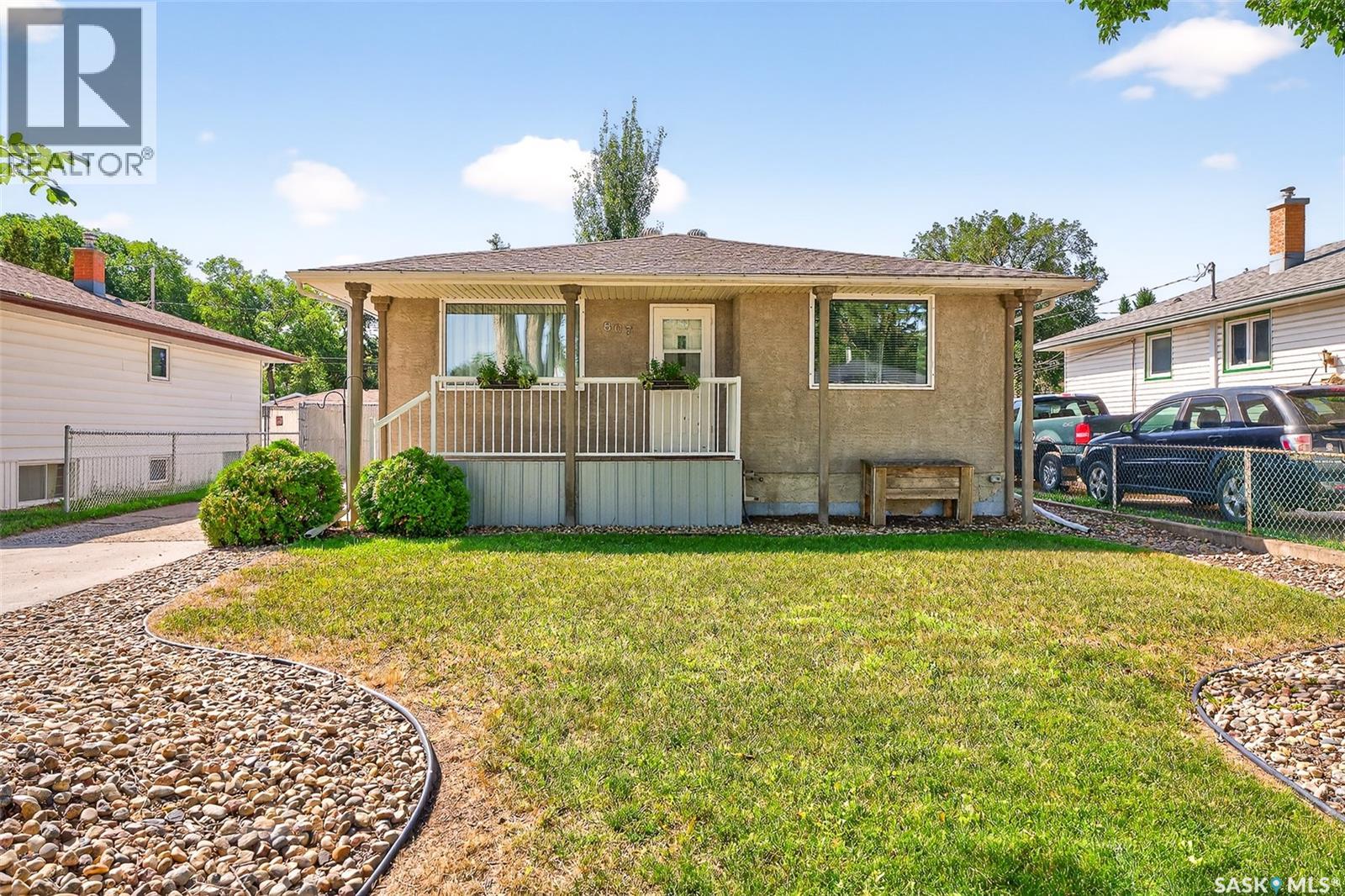 Photo 41 of 807 Grandview Street W, Moose Jaw SK
