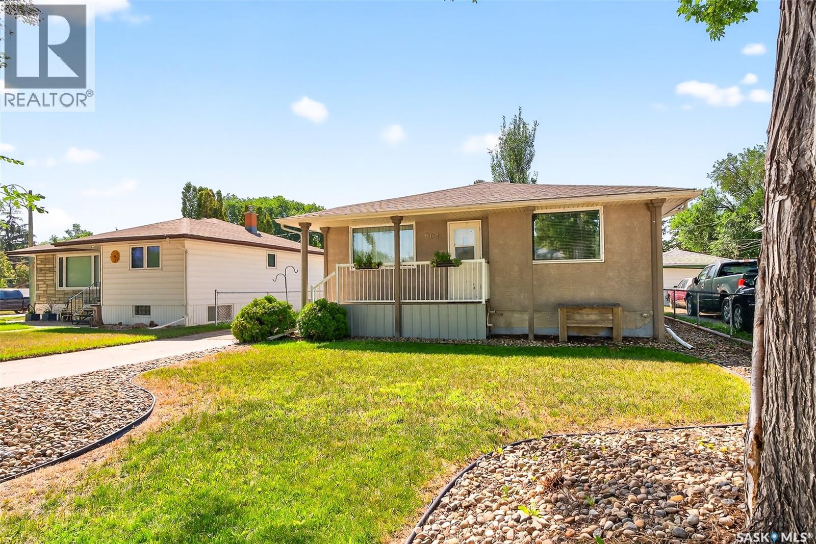 Photo 42 of 807 Grandview Street W, Moose Jaw SK