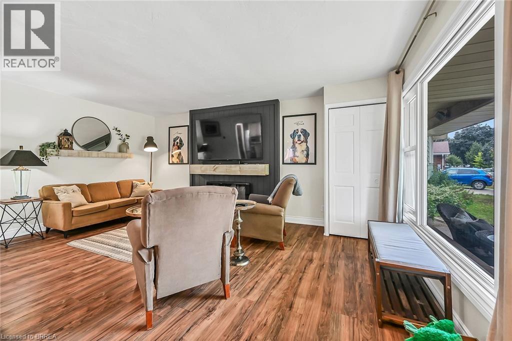 Photo 5 of 21 Burdock Boulevard, Brantford ON