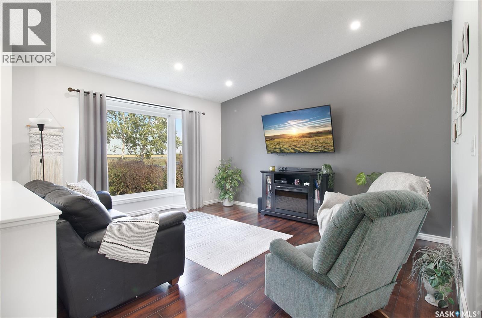 Photo 6 of 607 Railway Street, Balgonie SK