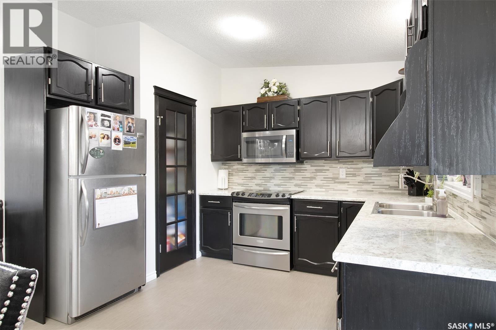 Photo 10 of 607 Railway Street, Balgonie SK