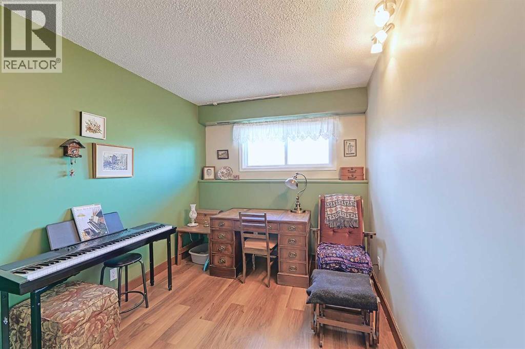 Single Family House Bi-level for Sale in    Avenue NW Bowness Calgary 