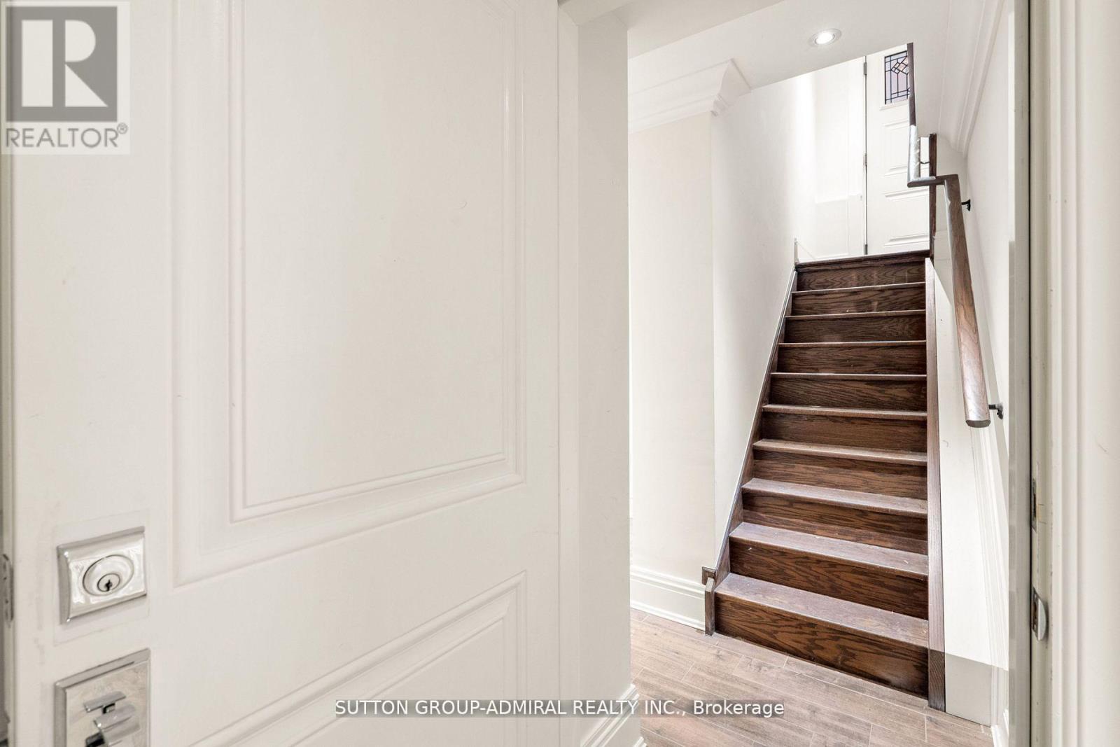 Photo 4 of 15 Highbourne Road, Toronto ON