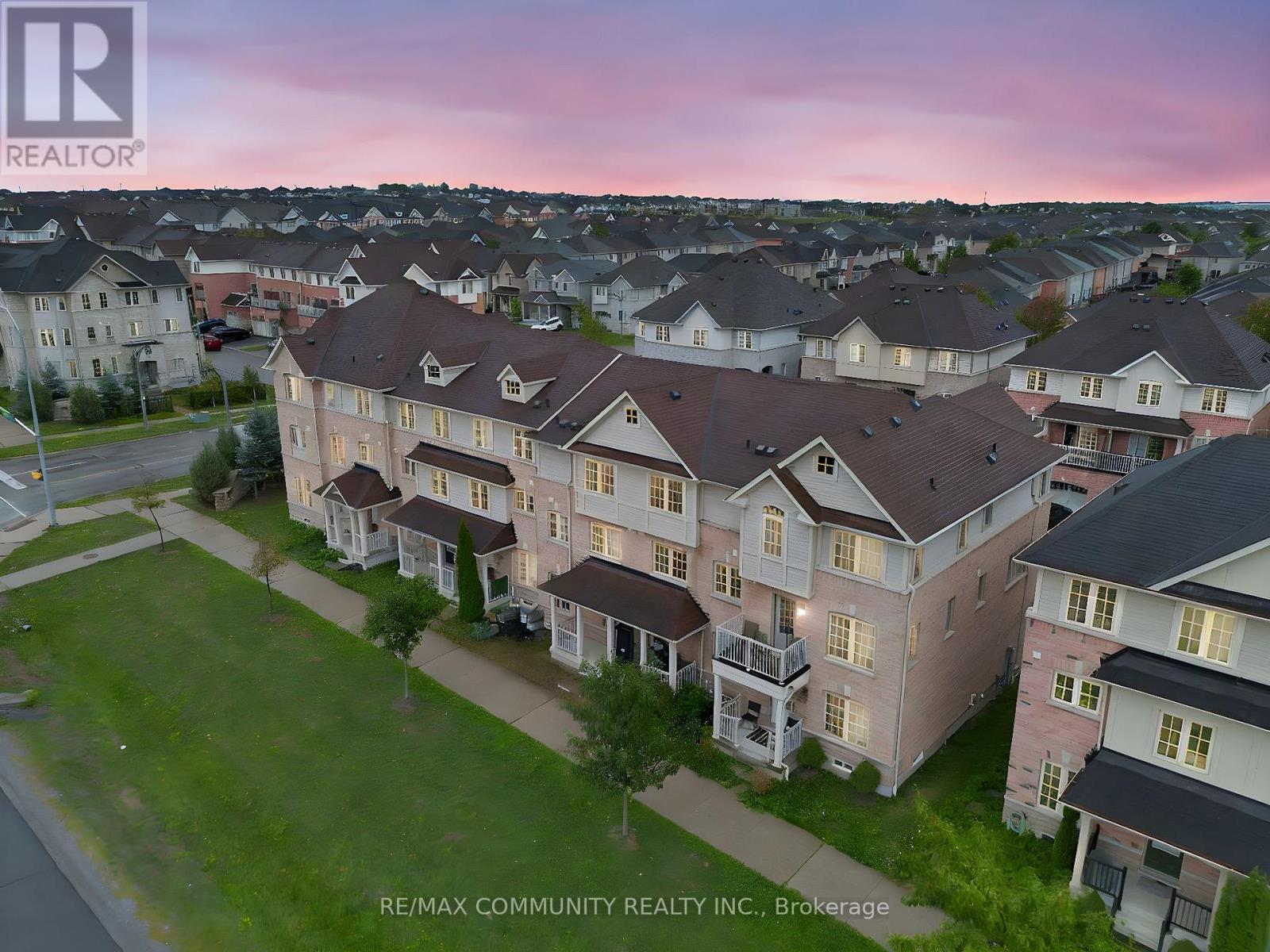 Photo 16 of 431 Rossland Road E, Ajax ON