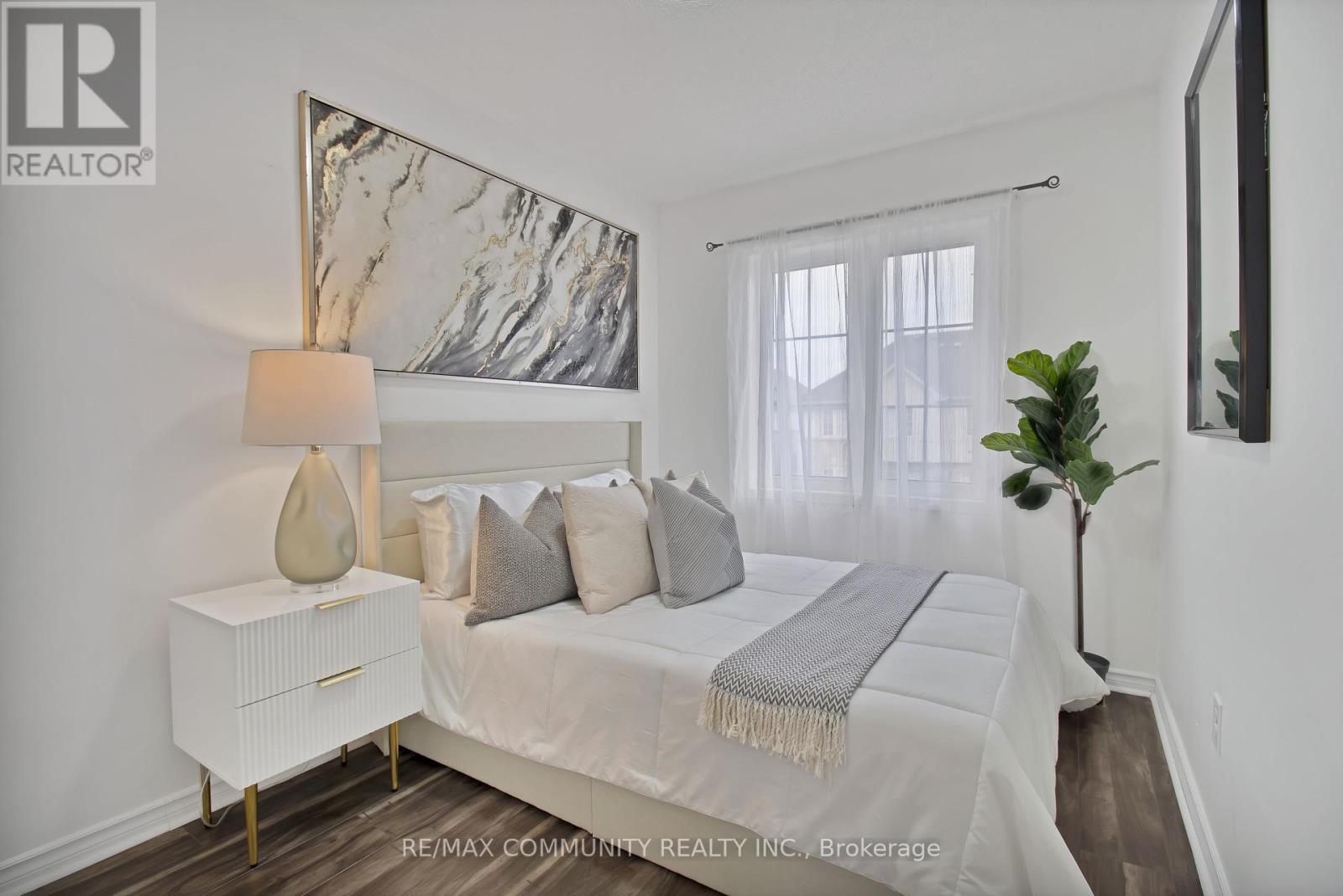 Photo 13 of 431 Rossland Road E, Ajax ON