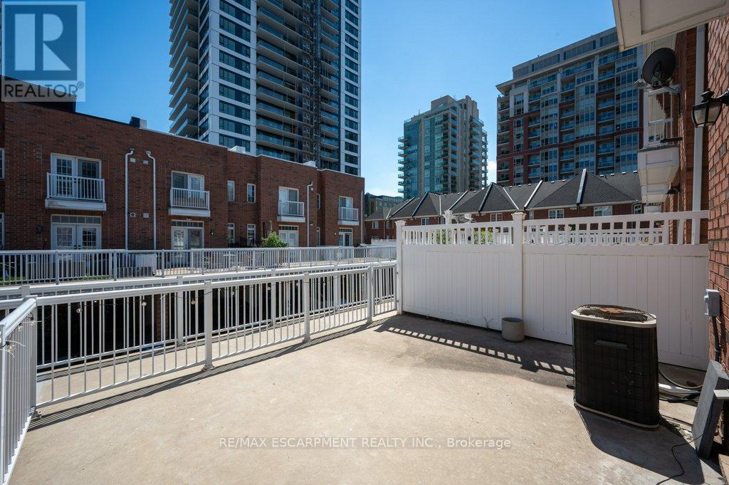Photo 11 of 2082 Pine Street, Burlington ON