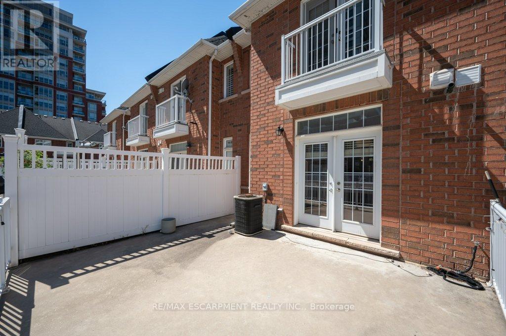 Photo 12 of 2082 Pine Street, Burlington ON