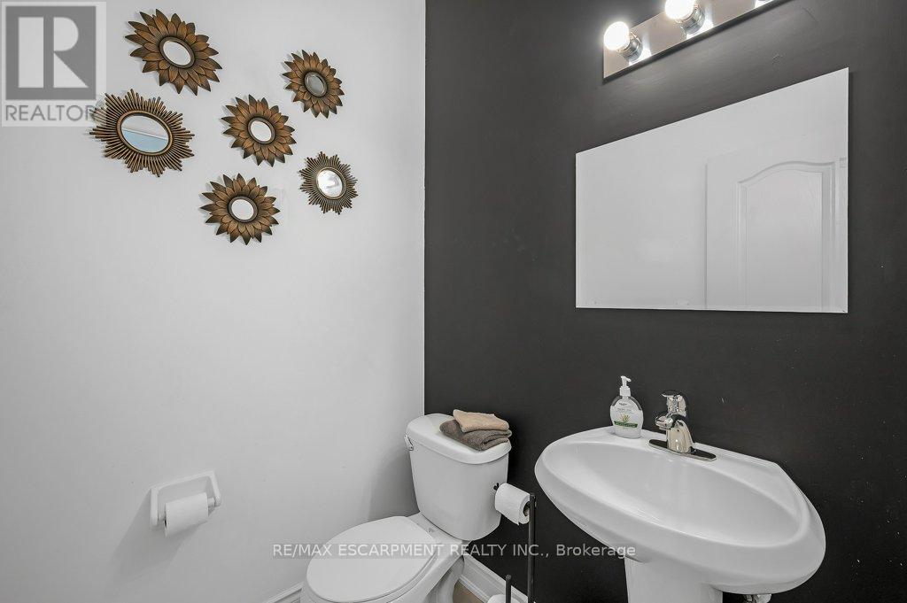 Photo 13 of 2082 Pine Street, Burlington ON