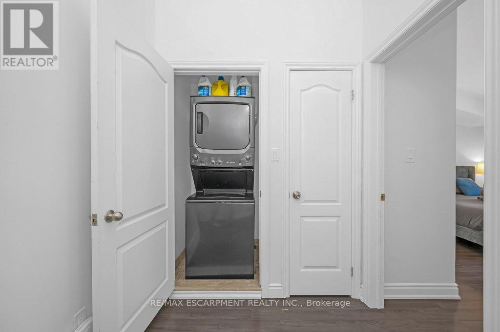 Photo 16 of 2082 Pine Street, Burlington ON