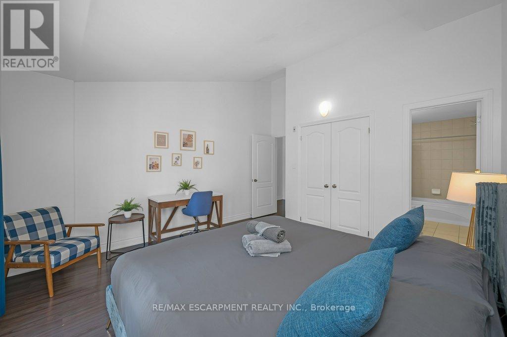 Photo 19 of 2082 Pine Street, Burlington ON