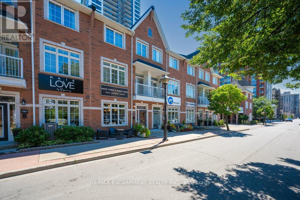 Photo 2 of 2082 Pine Street, Burlington ON