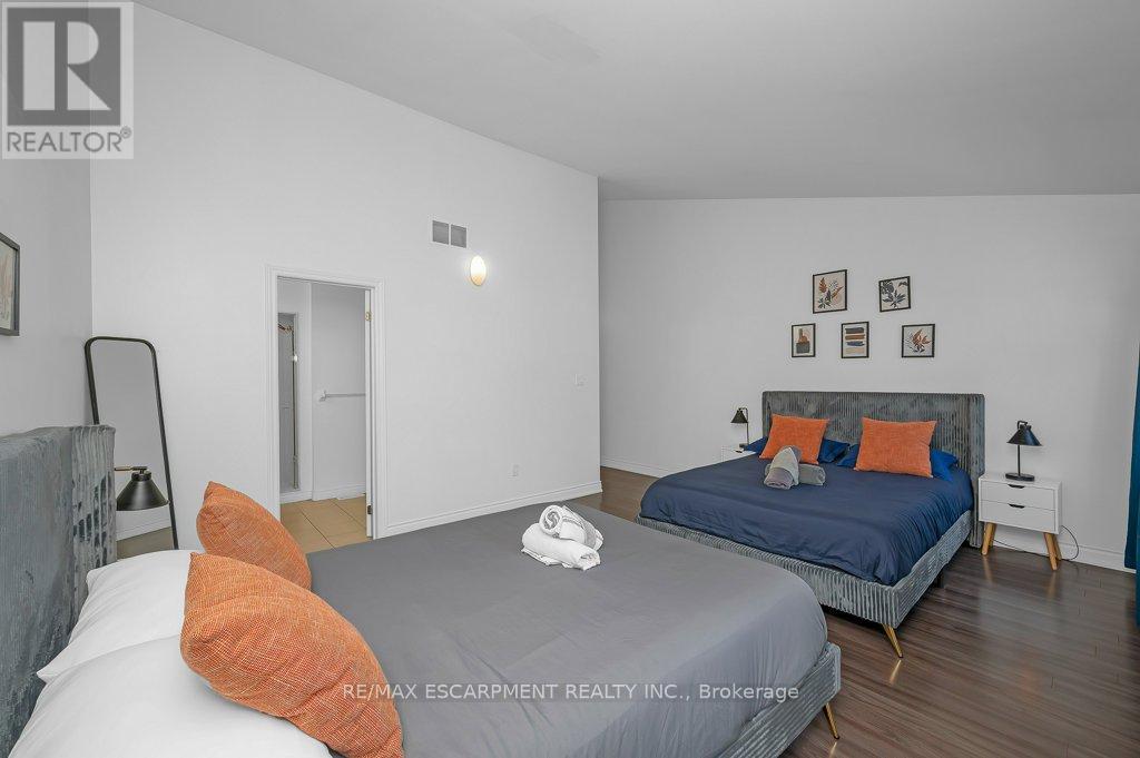 Photo 23 of 2082 Pine Street, Burlington ON