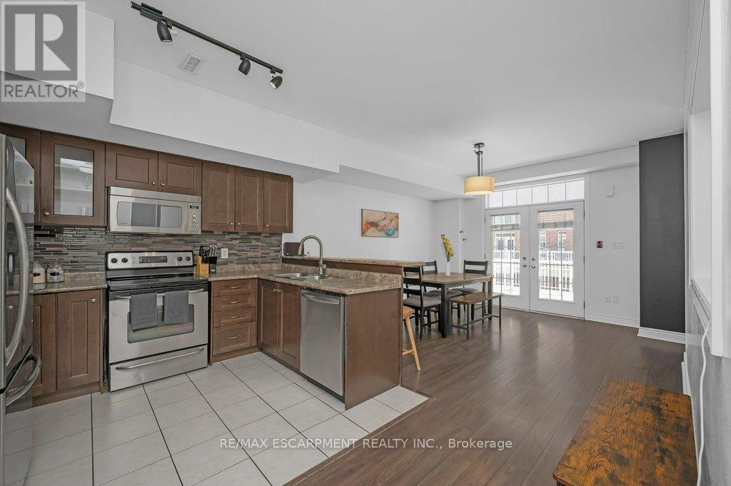 Photo 3 of 2082 Pine Street, Burlington ON