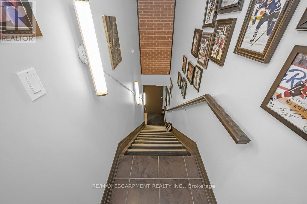Photo 35 of 2082 Pine Street, Burlington ON
