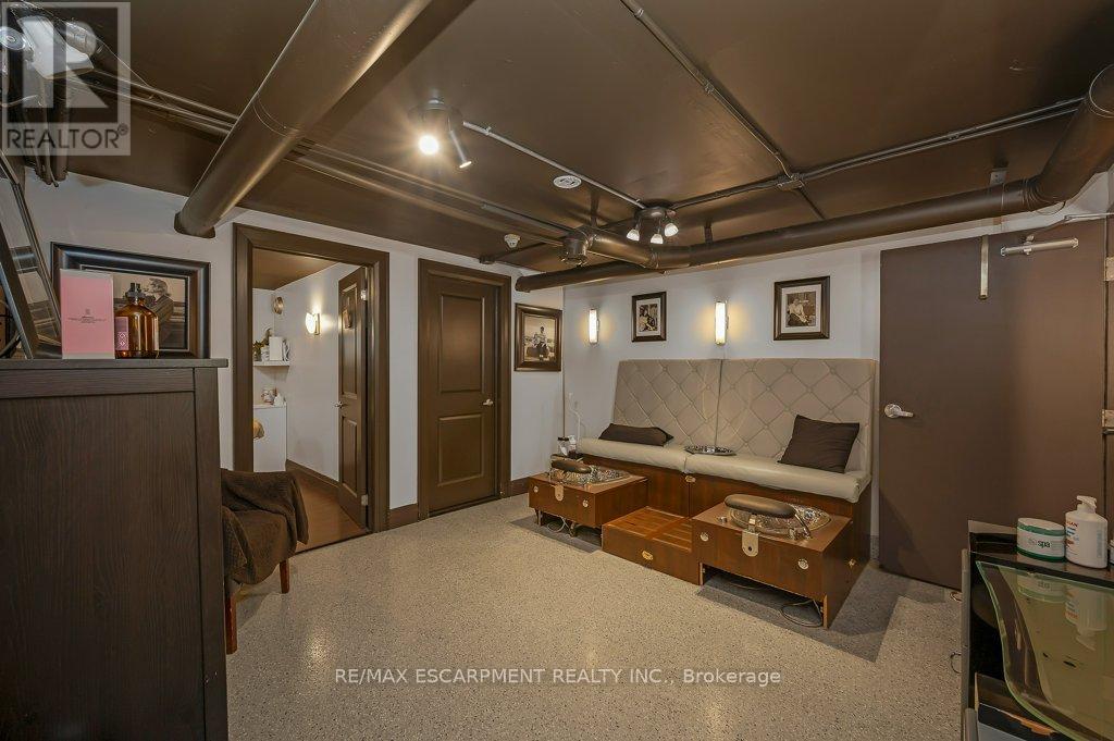 Photo 36 of 2082 Pine Street, Burlington ON