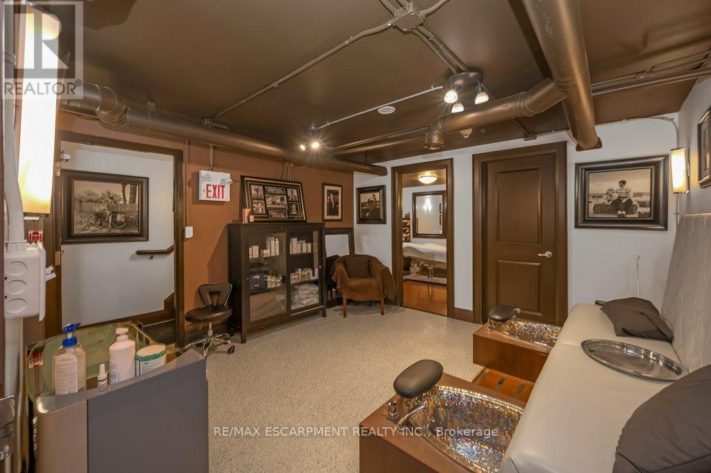 Photo 37 of 2082 Pine Street, Burlington ON