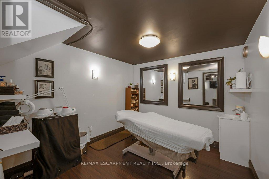 Photo 38 of 2082 Pine Street, Burlington ON