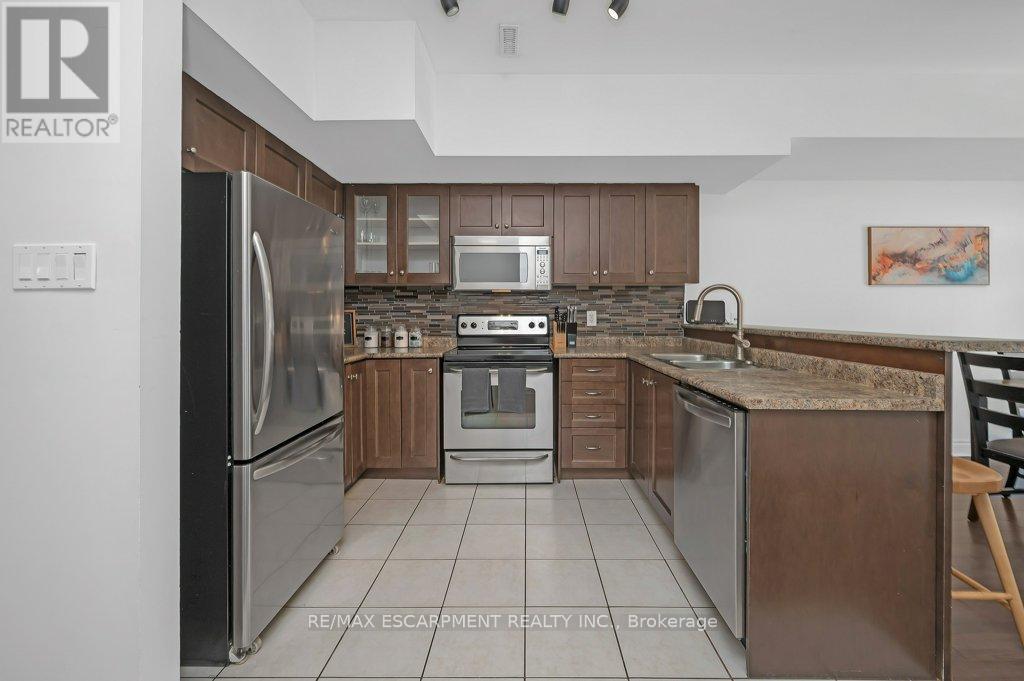 Photo 4 of 2082 Pine Street, Burlington ON