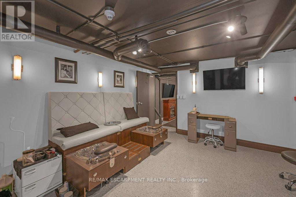 Photo 40 of 2082 Pine Street, Burlington ON