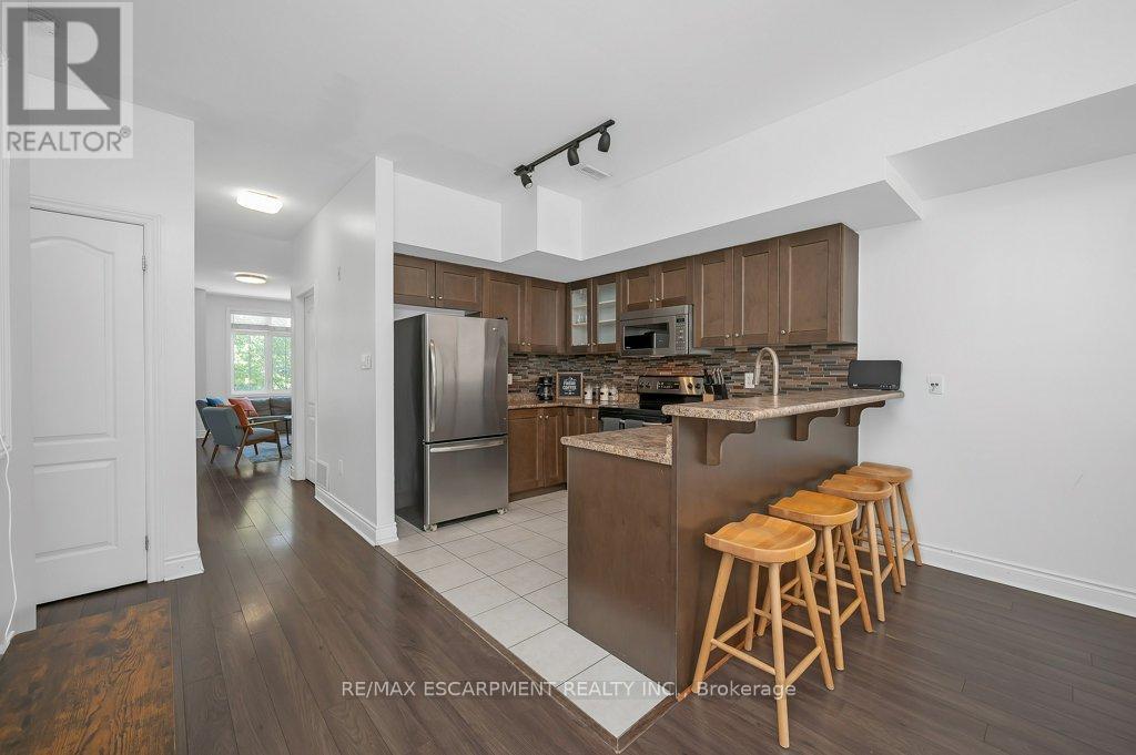 Photo 5 of 2082 Pine Street, Burlington ON