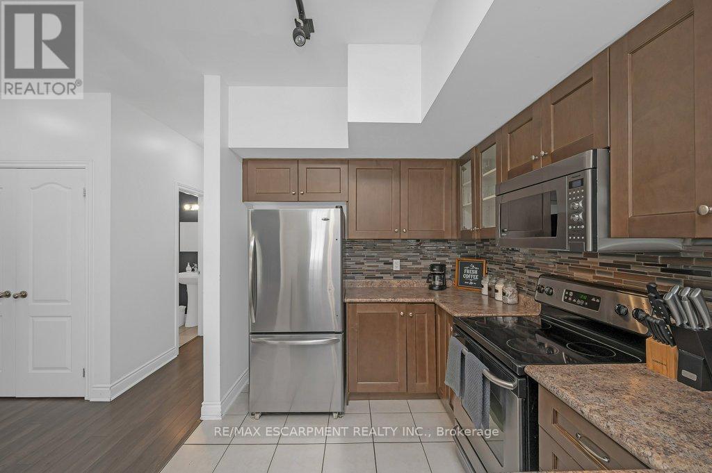 Photo 6 of 2082 Pine Street, Burlington ON