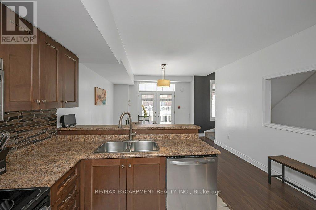 Photo 7 of 2082 Pine Street, Burlington ON